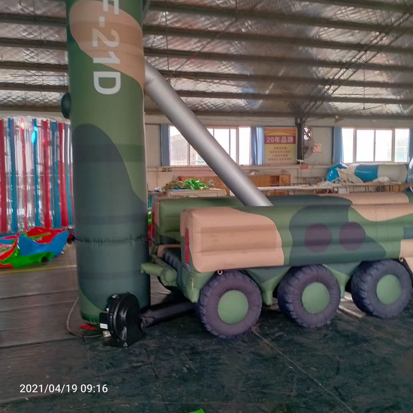 宏伟军事演习中的充气目标车辆：模拟发射车雷达车坦克飞机